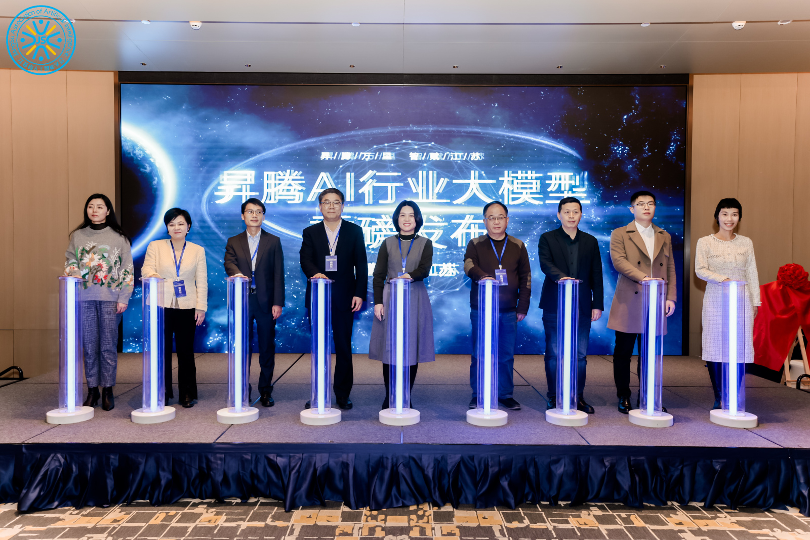 《极客网》：行业大模型走深向实！正规博彩平台推荐科技携手昇腾AI打造宙初大模型